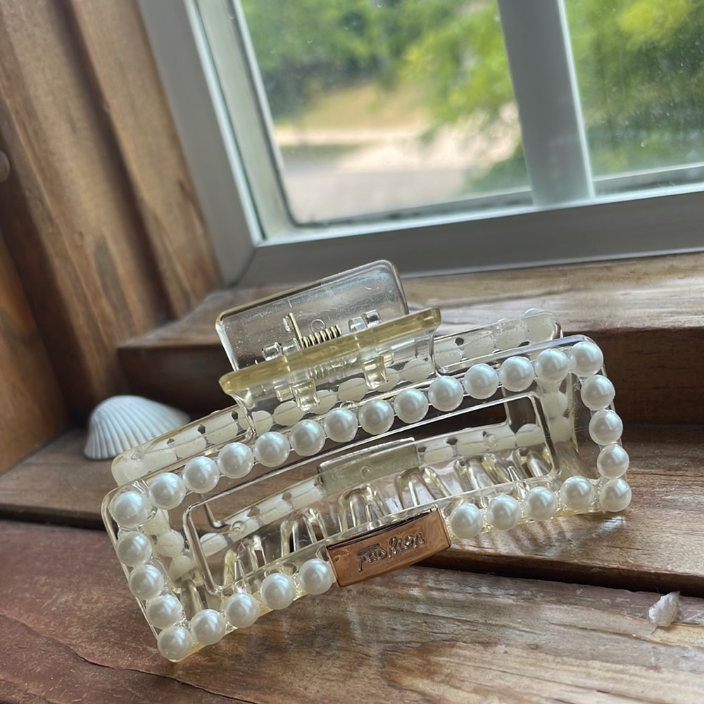 Pearl hair clip
